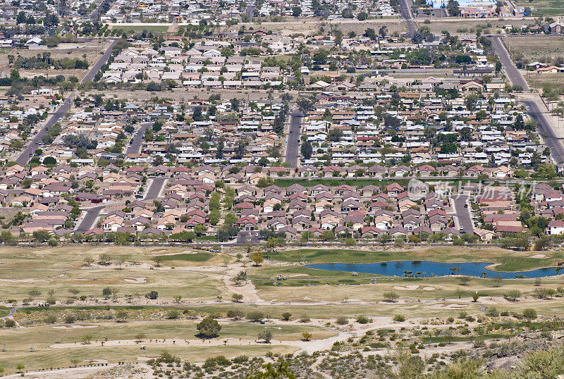 凤凰AZ的郊区，有从沙漠中开垦出来的高尔夫球场