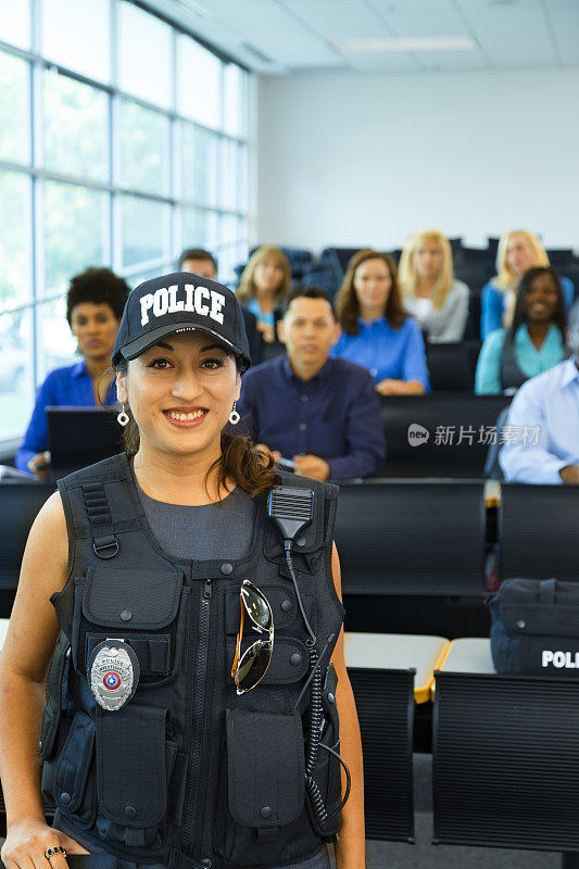 法律:女警察与潜在的警察学员交谈。