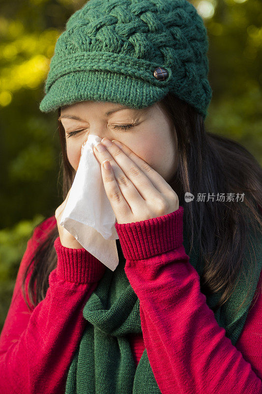 医疗保健:患有流感或过敏的女性外出时打喷嚏。