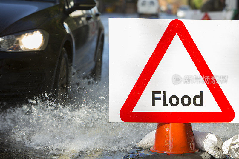 被水淹没道路上的警告交通标志