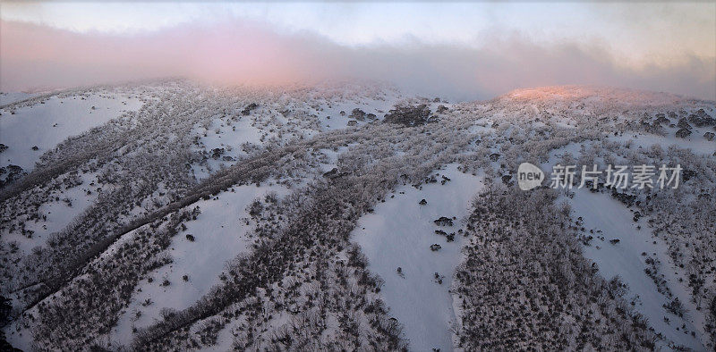 清晨的维多利亚山脉下着雪