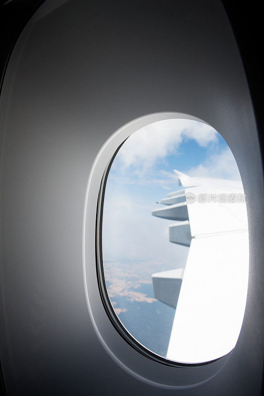 一架飞行的飞机的窗口