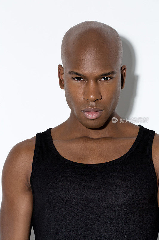 黑人年轻时尚男模特在工作室摆姿势