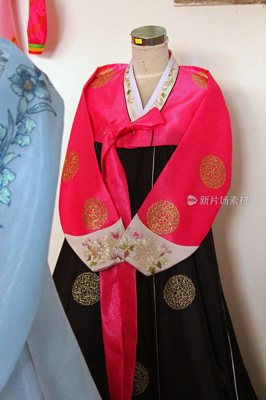 朝鲜:Chos?展出的不是传统长袍