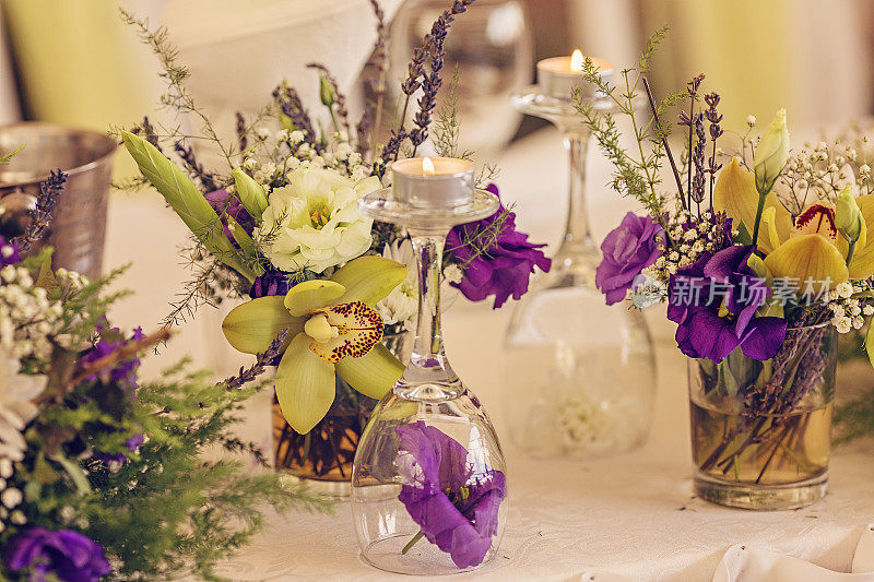 婚宴桌上用鲜花装饰