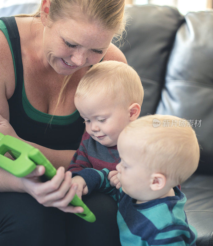 母亲和婴儿看平板电脑