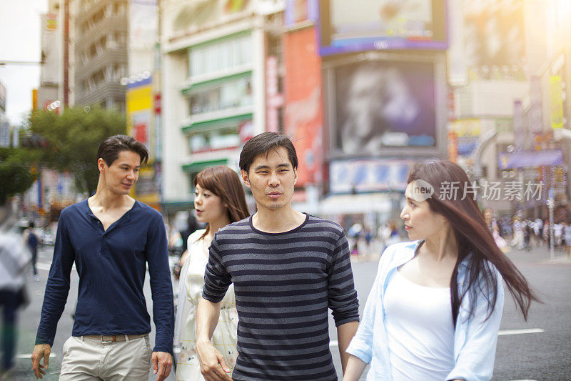 一群快乐的日本年轻人在户外玩耍，东京。