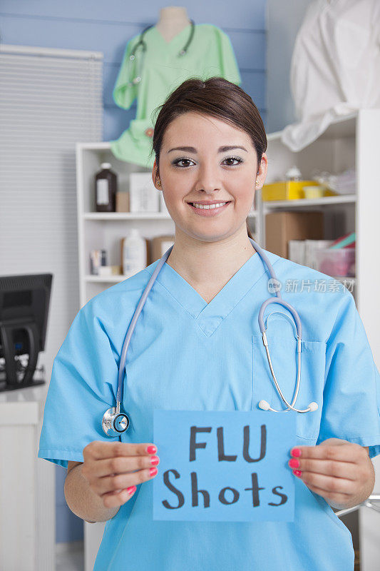 护士在诊所或药房拿着“流感疫苗”的牌子。
