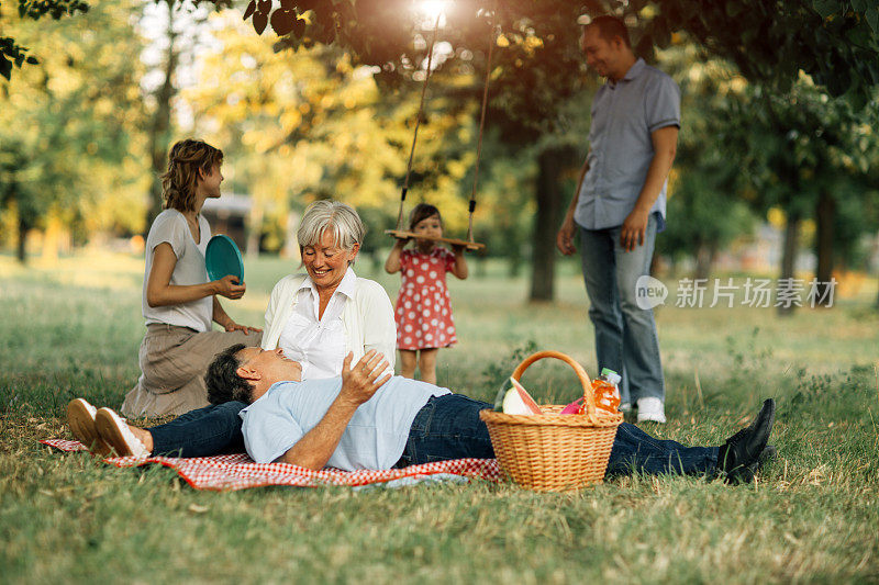 三代人一起野餐