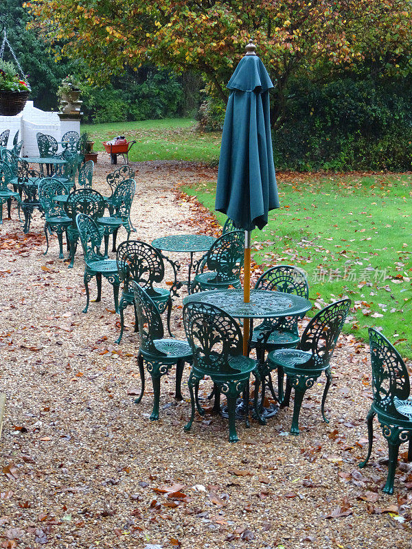 法式金属绿色花园家具，桌椅，雨天潮湿的英国夏天