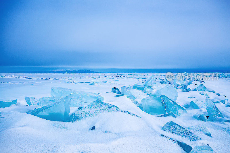 贝加尔湖表面出现冰裂缝