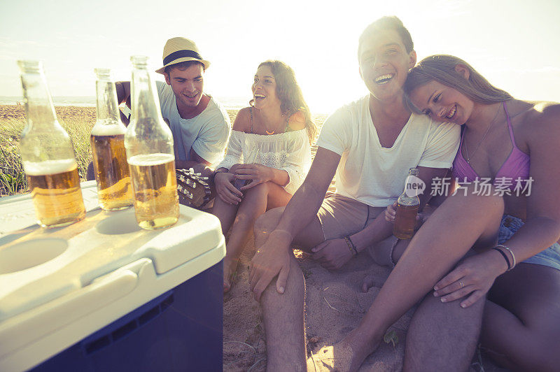 一群朋友在海滩上喝啤酒