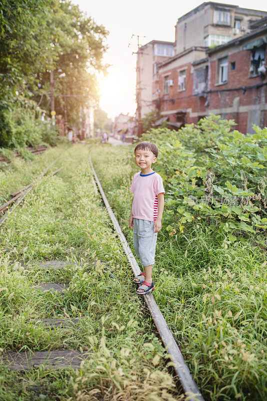 孩子们在跑道上玩耍