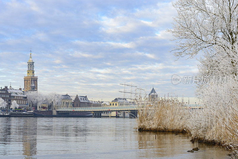 冬天在荷兰的艾塞尔河畔的坎彭
