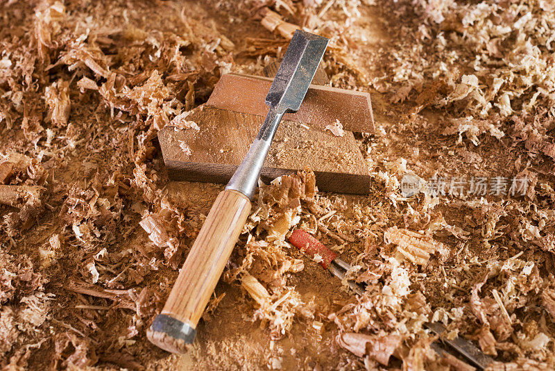 木头和锯末上的凿子。木匠在起作用。工具。