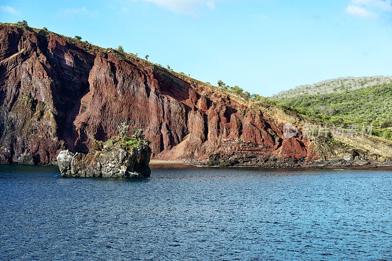 火山海岸线，圣地亚哥岛的海盗湾，加拉帕戈斯群岛