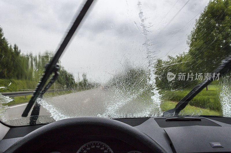 雨天开车