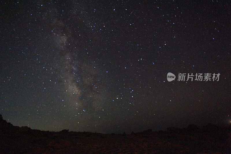 繁星点点的夜空，帐篷，篝火和草地的剪影