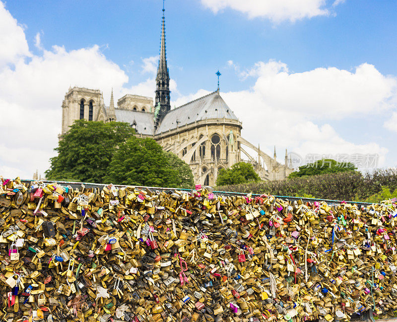 在巴黎，挂锁代表着爱情