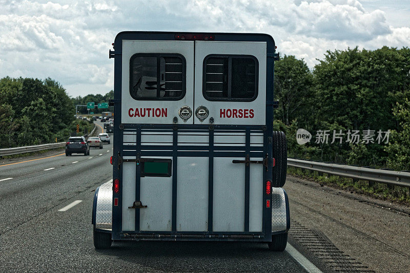 高速公路上的马车