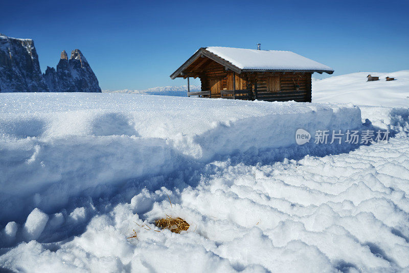 滑雪跑道上覆盖着阿尔卑斯山的雪景小屋