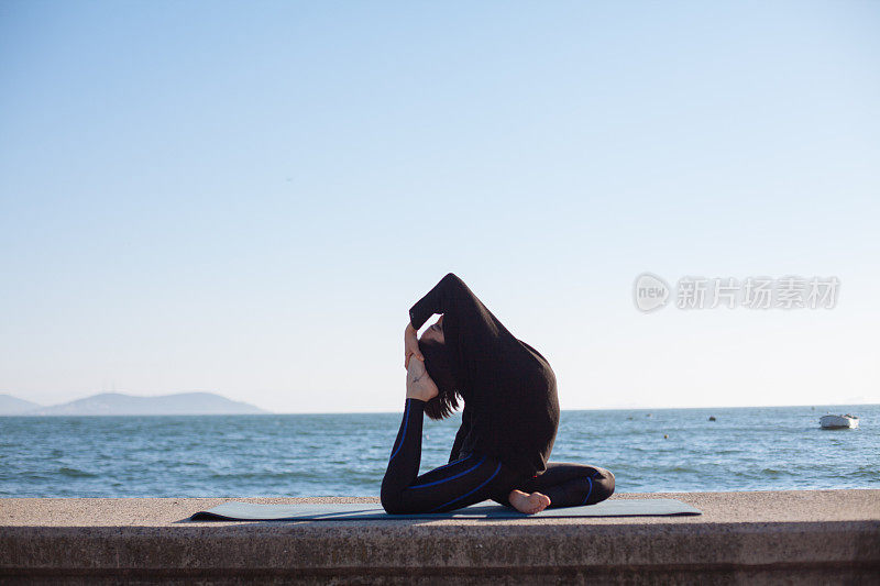 在海边做瑜伽的女人