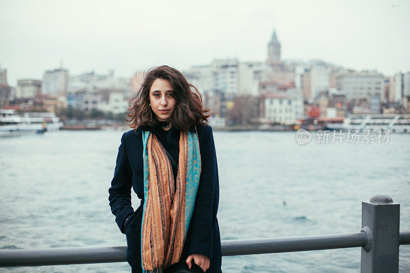 伊斯坦布尔的年轻女游客
