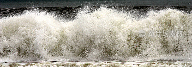 海浪冲击着海滩