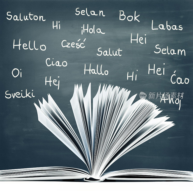 教室里，翻开书，手写字你好，不同的语言，黑板