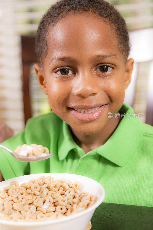 食物:非洲血统的小男孩享受他的早餐麦片。