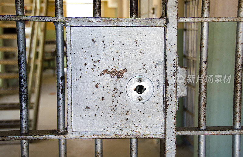监狱牢房门锁