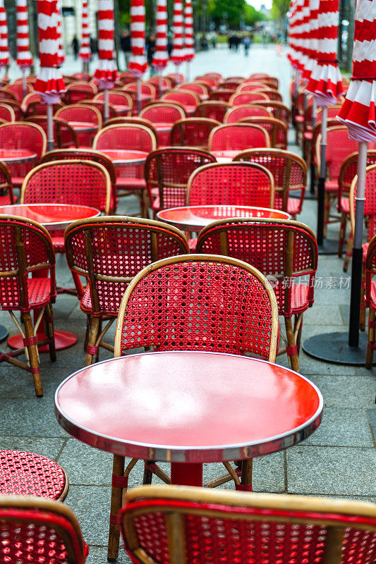巴黎街头一家餐馆的空椅子