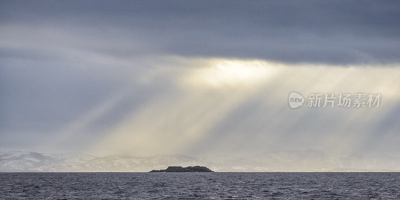 云雾在维斯特伦岛群岛全景图在挪威