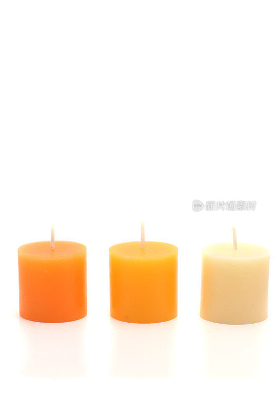 三根彩色蜡烛放在白色上