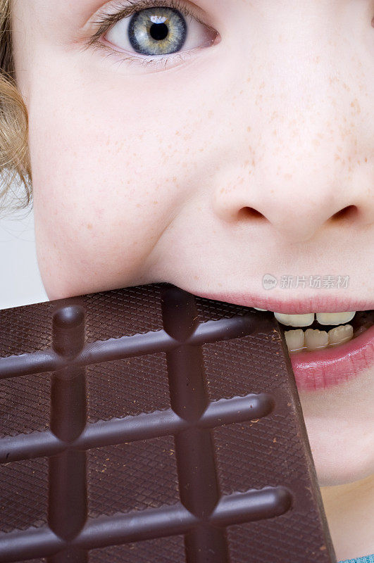 小男孩吃巧克力棒的特写