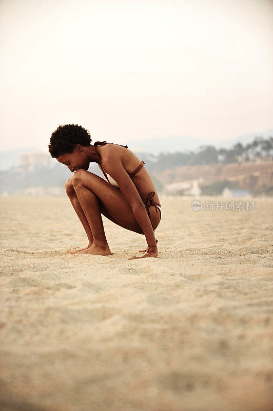 非裔美国女性比基尼模特在圣莫尼卡海滩