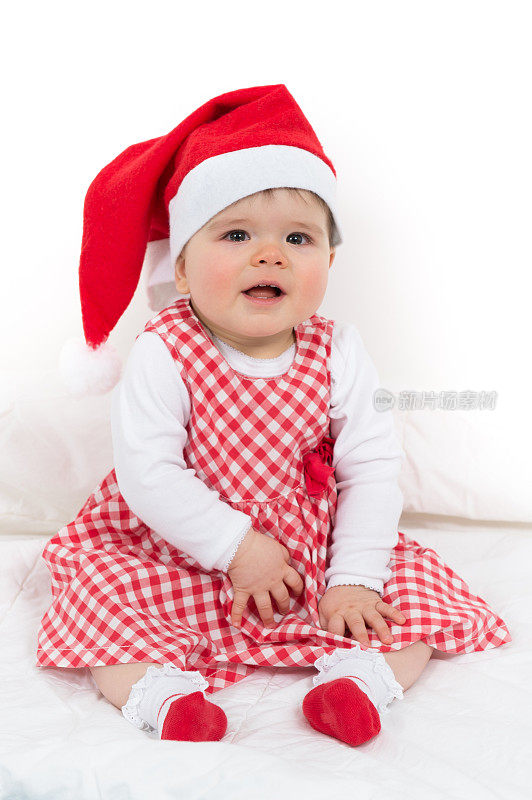 圣诞小女孩戴着圣诞老人帽，面带微笑