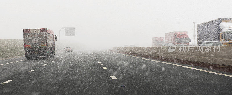 暴雪在高速公路
