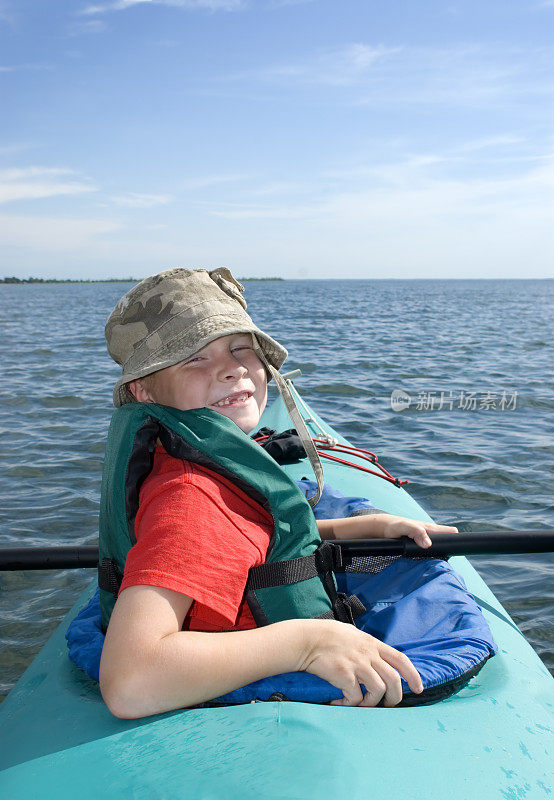 小男孩皮划艇爱好者