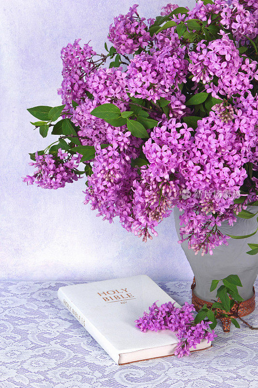 宗教:圣经和一束紫丁香