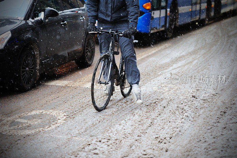 冬天，在交通中骑自行车