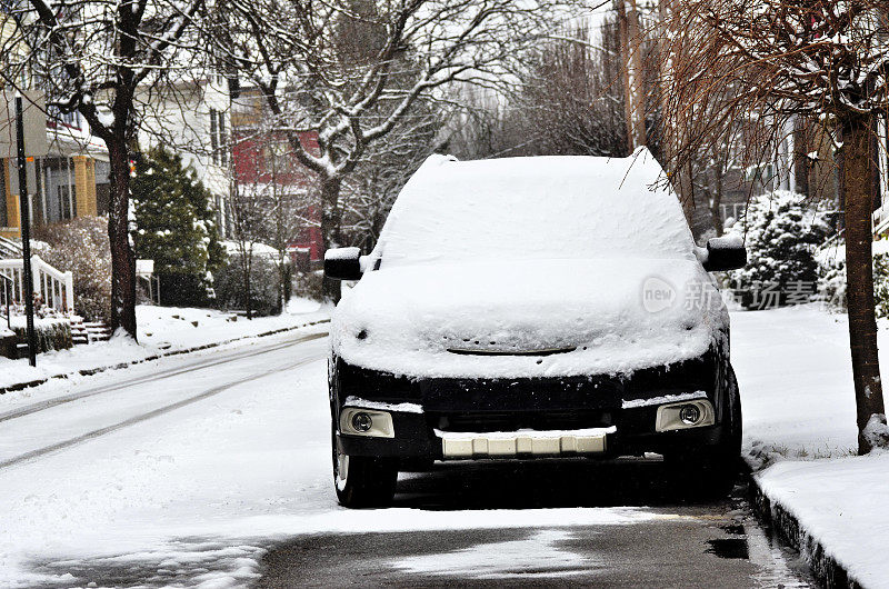 冰雪覆盖的车