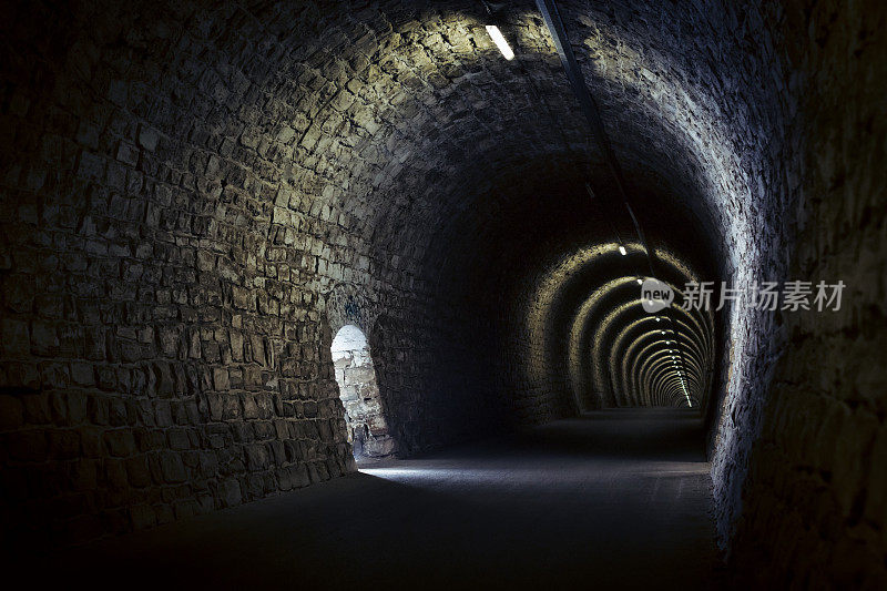 空的地下隧道
