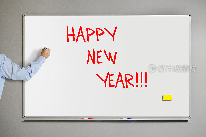 在白板上写新年快乐