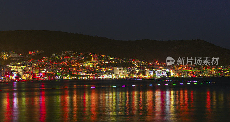 夏日小镇博德鲁姆的夜景