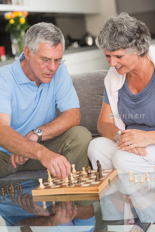 愉快成熟的夫妇下棋