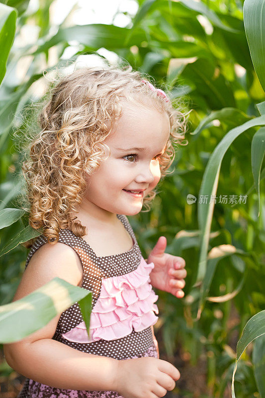 玉米地里小女孩的特写