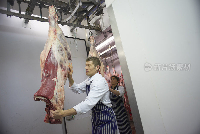 肉批发商肉铺里的屠夫。