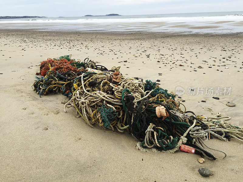 在海滩上丢了渔网