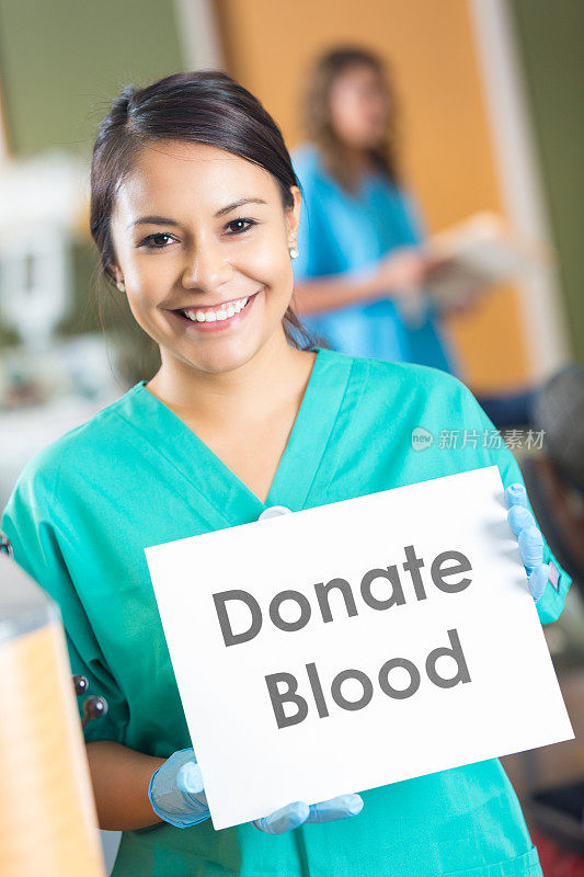 友善的医院护士举着“献血”的牌子